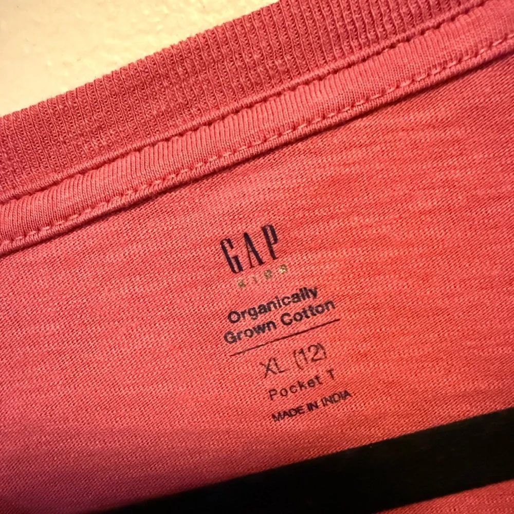 GAP‎ Men's Short Sleeve Tee in Deep Red